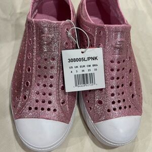 New in Box Skechers Foamies big girls size 4. Easy slip on design.